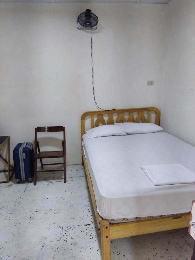 Alquiler De Habitaciones Bay House Hostel 萨利纳斯 外观 照片